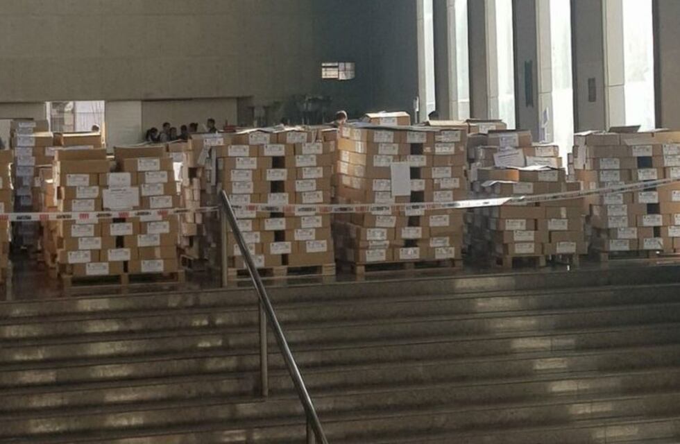 Comenzaron a trasladar las urnas a las escuelas para los comicios del domingo