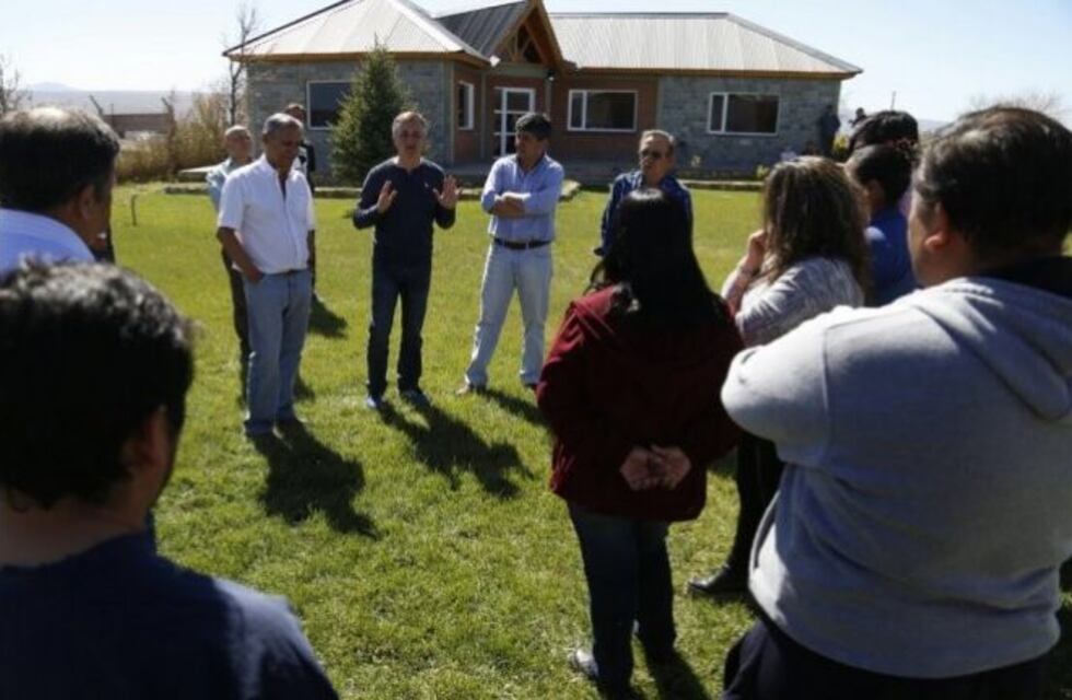 "Soy toro en mi rodeo y torazo en rodeo ajeno"