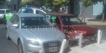 Los dos vehículos involucrados en el choque son un Fiat Uno y un Audi\u002E (Policiales San Nicolás)