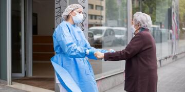 Empleados de un geriátrico se aislaron con 50 abuelos para evitar contagios de coronavirus\u002E (Foto de archivo: EFE)