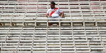 barrabravas de river plate atacaron el micro de los jugadores de boca juniors \r\nsuspenden el partido final suspendido de la copa libertadores 2018 por la agresion ataque al omnibus que traia a futbolistas del equipo boca juniors  \r\n Soccer Football - Copa Libertadores Final - Second leg - River Plate v Boca Juniors - Antonio Vespucio Liberti Stadium, Buenos Aires, Argentina - November 25, 2018  A fan inside the stadium before the match   REUTERS/Marcos Brindicci     TPX IMAGES OF THE DAY buenos aires  suspension del partido final de la copa libertadores 2018 escandalo en el futbol argentino Violencia disturbios incidentes hinchas simpatizantes de river plate dentro del estadio cancha