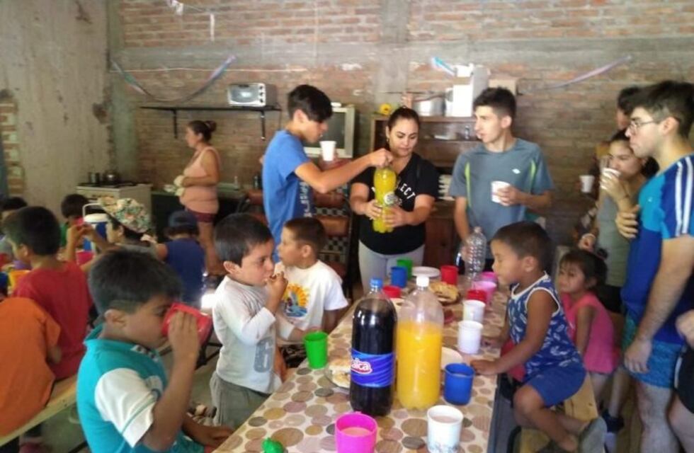 Alumnos de la ex Enet hicieron bancos y bibliotecas para un merendero