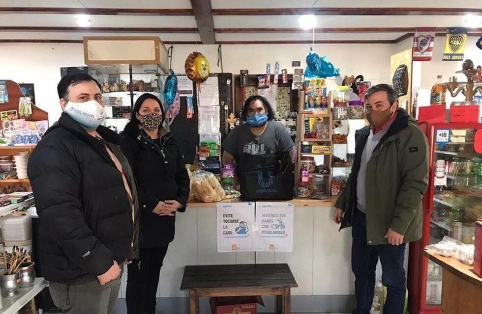 Tolhuin: se entregaron kits de higiene a los comercios
