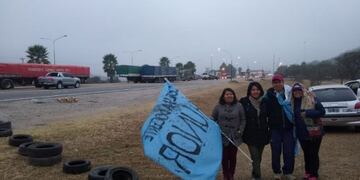 Docentes salteños cortan rutas en Aunor (Web)