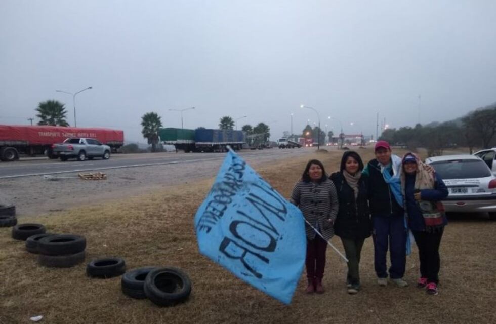 Docentes endurecen su reclamo y cortan rutas en Aunor