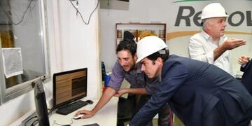 El dirigente justicialista estuvo en la planta de Renova en Timbúes\u002E (@mgalindezpbiz)