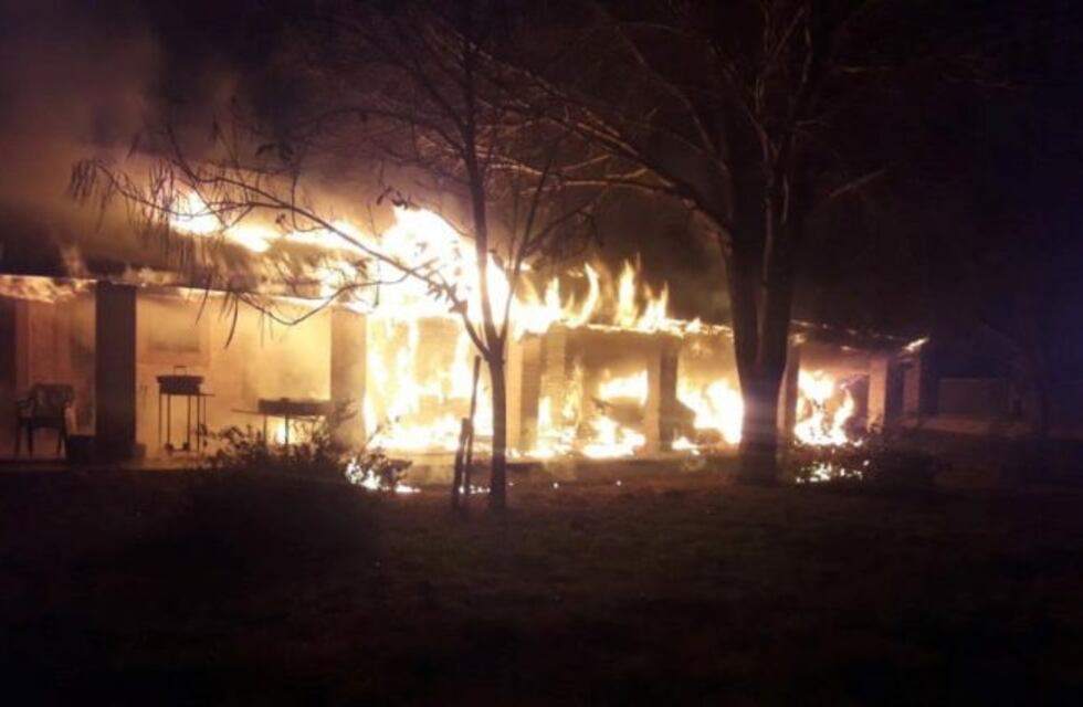 Un incendio consumió dos camionetas y parte de una casa en Santa Rosa