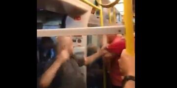 Pelea en el subte de Inglaterra (Foto: captura)\u002E