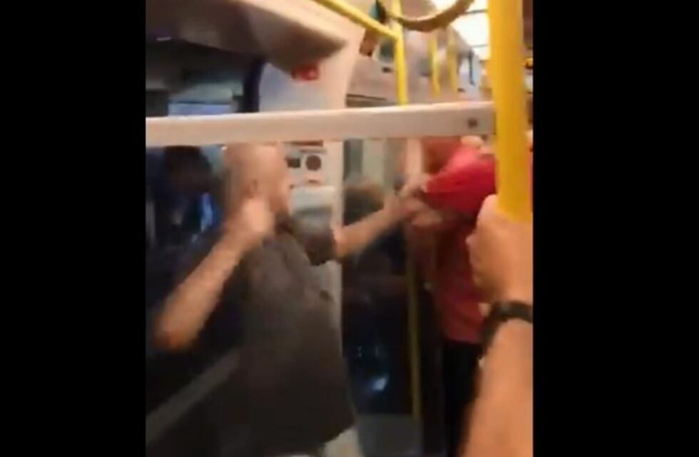 ¡Locura en Inglaterra! Fanáticos del Manchester City y Liverpool se pelearon en un subte