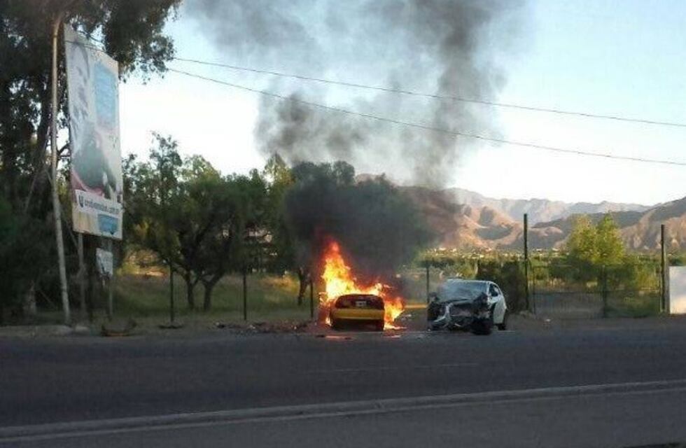 Taxistas cortan Rioja y Garibaldi en reclamo de seguridad vial tras la muerte de su compañero