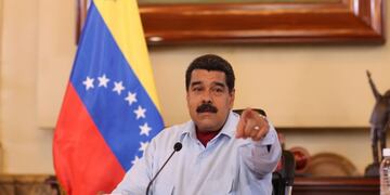 CAR01. CARACAS (VENEZUELA), 03/10/2016.- El presidente venezolano, Nicolu00e1s Maduro, participa en un acto de Gobierno hoy, 3 de octubre de 2016, en Caracas (Venezuela), donde afirmu00f3 que la paz en Colombia es irreversible pese al triunfo del 'no' en el plebiscito sobre los acuerdos de pacificaciu00f3n firmados entre el gobierno de ese pau00eds y las Fuerzas Armadas Revolucionarias (FARC). EFE/PRENSA MIRAFLORES/NO VENTAS/SOLO USO EDITORIAL venezuela caracas nicolas maduro presidente de venezuela durante un acto en casa de gobierno