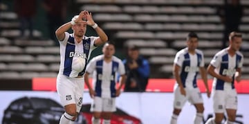 El ahora platinado Palacios puso el 1 a 0 ante el Decano\u002E