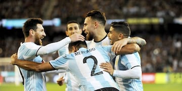 MLB12 MELBOURNE (AUSTRALIA) 09/06/2017\u002E- El jugador de la selecciu00f3n argentina de fu00fatbol Gabriel Mercado (c) celebra un gol con Leo Messi (i) y otros compau00f1eros durante el partido amistoso disputado ante Brasil en el MCG de Melbourne (Australia), hoy, 9 de junio de 2017\u002E EFE/JOE CASTRO PROHIBIDO SU USO EN AUSTRALIA Y NUEVA ZELANDA