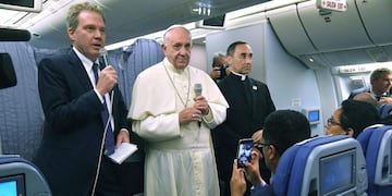 El papa Francisco hace una declaración a los periodistas a bordo del avión durante el vuelo de regreso a Italia\u002E