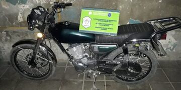 Un motociclista fue encontrado con varias armas en su poder