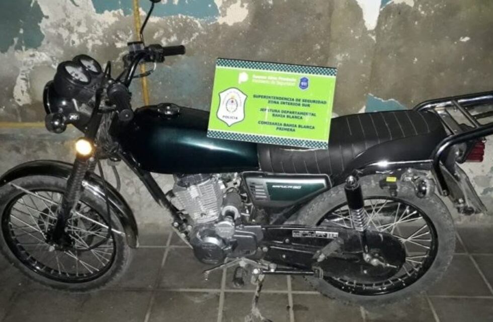 Arrestan a un motociclista que circulaba con dos armas de fuego, una navaja y un cuchillo