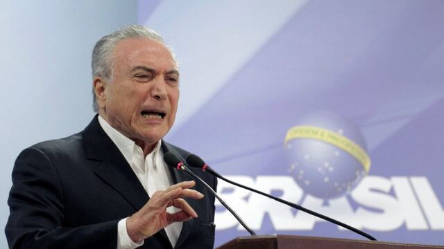 Brazil's President Michel Temer speaks during a national address from the Planalto Presidential Palace, in Brasilia, Brazil, Saturday, May 20, 2017. Temer is suggesting that an audio that purportedly recorded him supporting hush money for an ex-lawmaker has been doctored. Temer says his administration will petition the Supreme Federal Tribunal to suspend the investigation against him until the audio is verified. (AP Photo/Eraldo Peres) brasilia brasil Michel Temer presidente acorralado por escandalo de corrupcion mandatario grabado escuchas pidiendo coimas conferencia de prensa