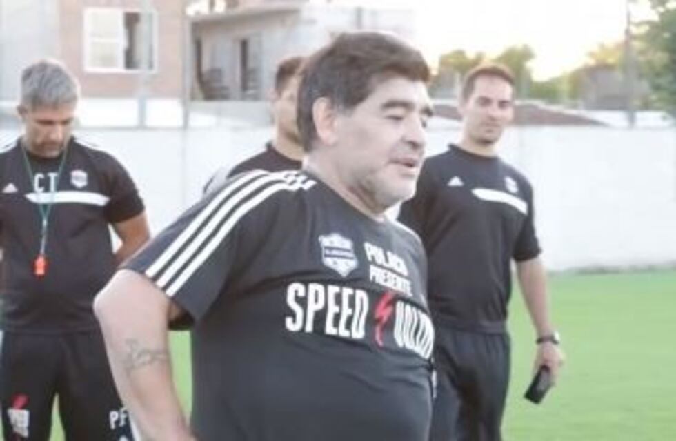 La charla técnica de Diego Maradona a los jugadores de Riestra