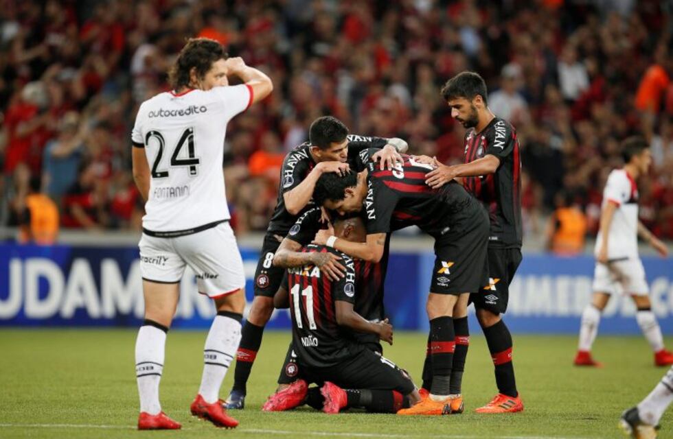 Flojísimo debut de Newell's en la Sudamericana: Paranaense lo goleó 3 a 0