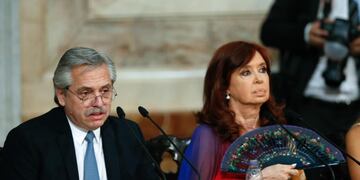-FOTODELDIA- AME9542\u002E BUENOS AIRES (ARGENTINA), 01/03/2020\u002E- El presidente argentino, Alberto Fernández (i), y la vicepresidente Cristina Fernández (d) participan en la inauguración de las sesiones ordinarias en el Congreso, este domingo en Buenos Aires (Argentina)\u002E EFE/ Juan Ignacio Roncoroni