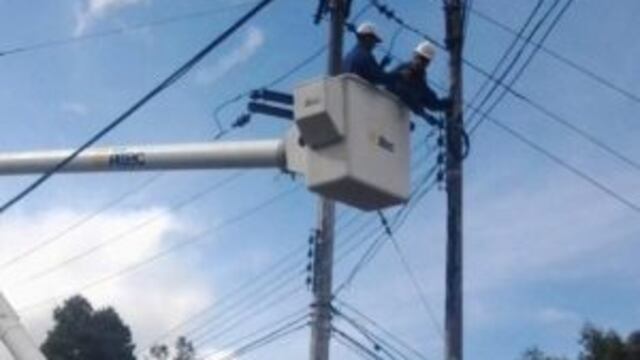 El hombre muerto se quedu00f3 sin reacciu00f3n luego de que el canasto se precipitara hacia el suelo.