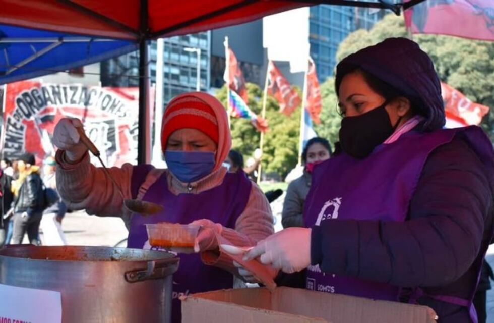 Organizaciones sociales reclamaron asistencia con ollas populares en distintos puntos de la Ciudad