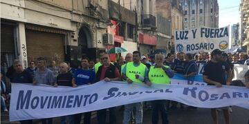 El Movimiento Sindical Rosarino organizó una marcha por el centro de la ciudad durante el paro general de la CGT\u002E