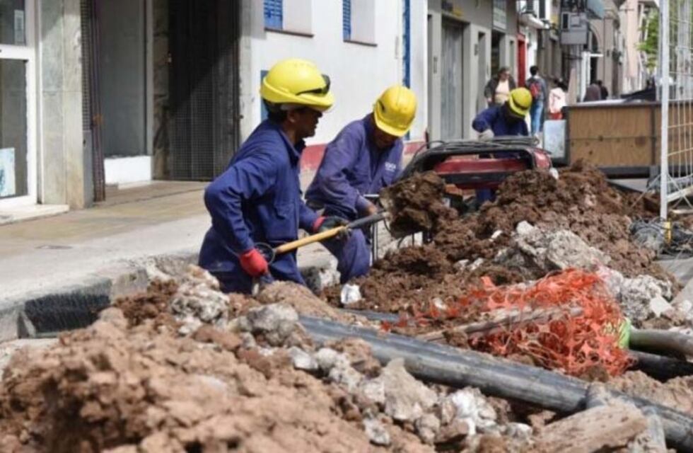 Continúan los trabajos en el microcentro con el recambio de las viejas cañerías de agua
