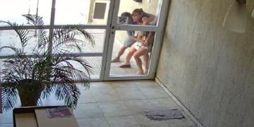 Una mujer se resistió al violento asalto de motochorros en Corrientes\u002E (Foto: Captura)