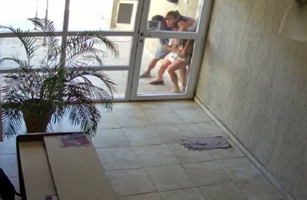 Una mujer se resistió al violento asalto de motochorros