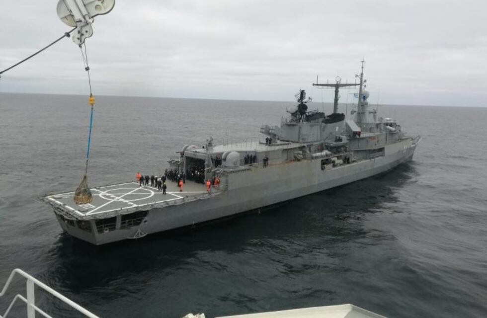 Traspaso de materiales entre destructor ARA La Argentina y Seabed Constructor