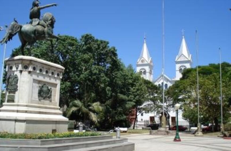 Automovilista arrastró a su pareja por más de cien metros