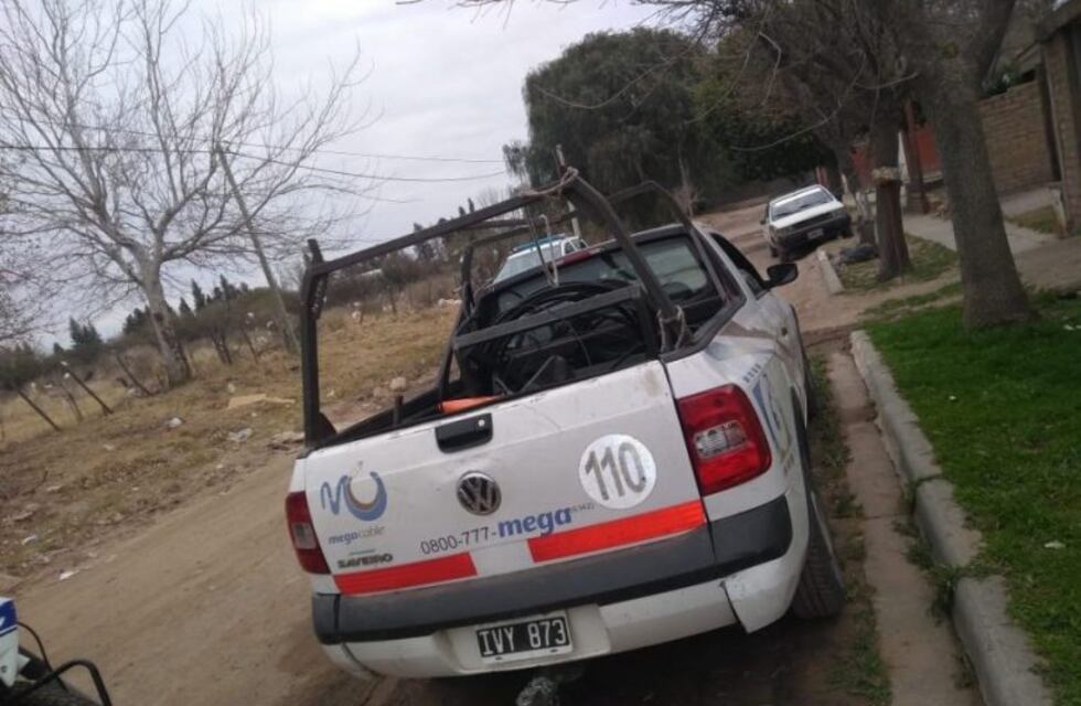 Mientras empleados de Megacable trabajaban, les robaron la camioneta