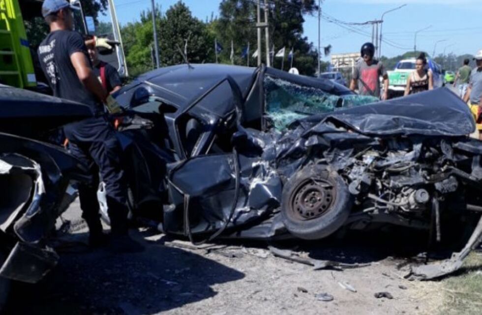 Auto quedó destruido tras chocar de frente con una camioneta por ruta 188