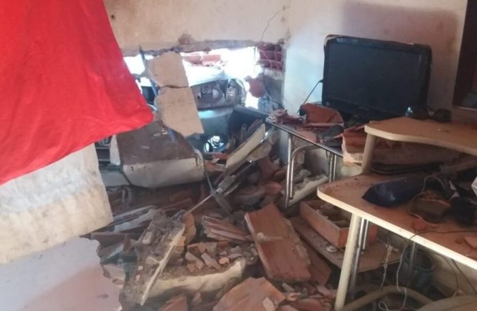 Un joven resultó herido luego de que un auto se estrellara contra su casa