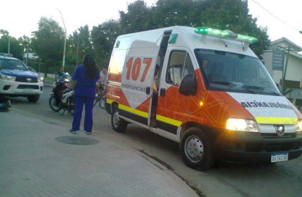 Un menor fue internado en grave estado tras chocar con su moto contra un auto