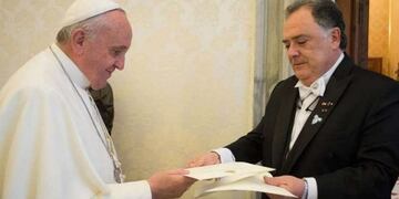 Eduardo Valdés junto al Papa Francisco (Web)