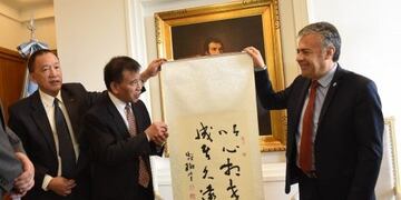 El gobernador Alfredo Cornejo junto a representantes de la Agencia de Comercio de Guangdong, de China\u002E