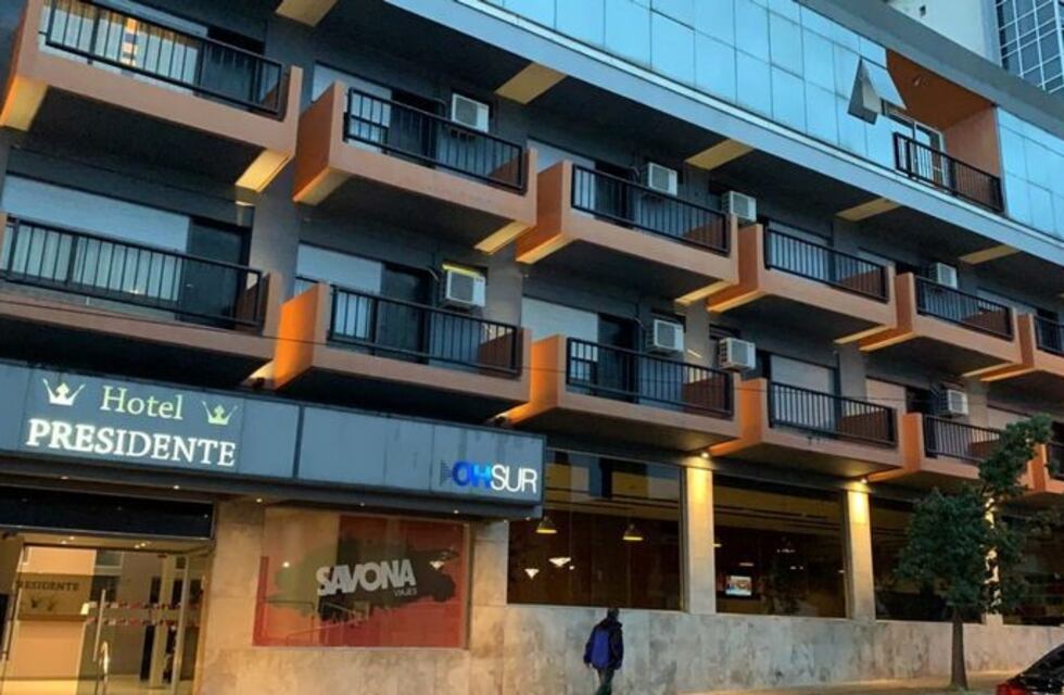"Nadie nos ha instruido de cómo proceder", dijo el dueño del hotel que tiene aislado a todo un contingente