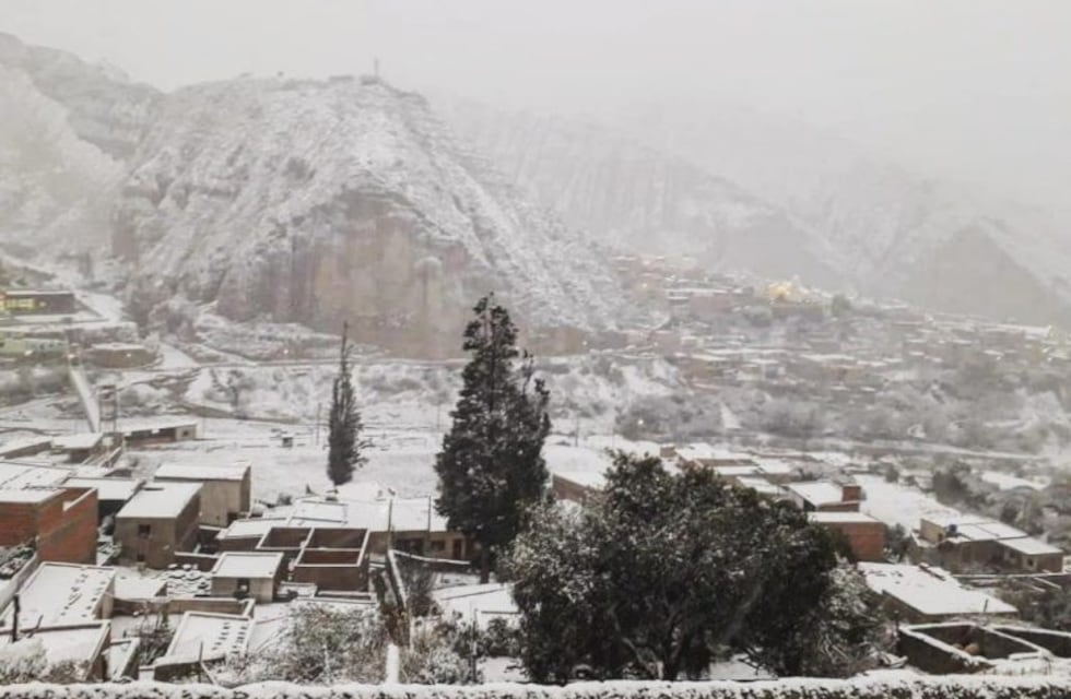 Hermosas postales: la nieve vistió Iruya de blanco