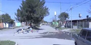 Vecinos reclaman que los colectivos no ingresan a su barrio por los pozos que hay en las calles