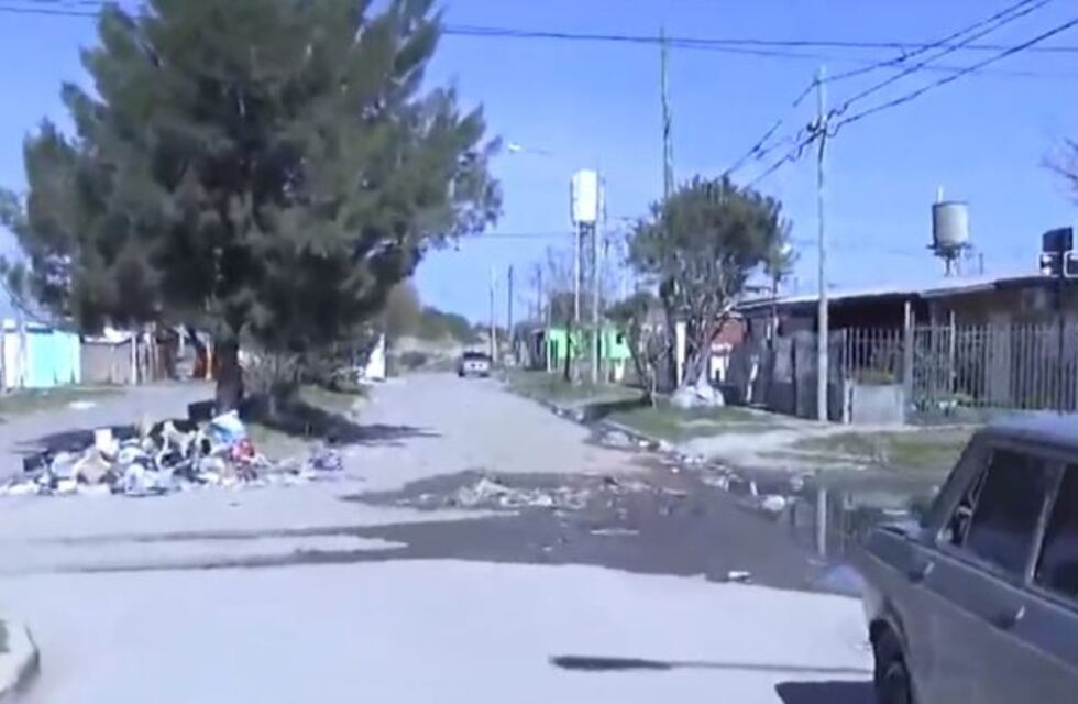 Vecinos reclaman que los colectivos no ingresan a su barrio por los pozos que hay en las calles