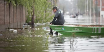 Un rescatista se moviliza en un bote de emergencias en Esteban Echeverría\u002E (EFE)
