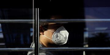 AME168\u002E SAN SALVADOR (EL SALVADOR), 24/08/2020\u002E- Un hombre usa hoy tapabocas mientras se transporta en bus, en San Salvador (El Salvador)\u002E El Salvador intensificó de golpe este lunes su reactivación económica tras cinco meses paralizada por la pandemia del coronavirus SARS-CoV-2 y luego de que el Supremo declarara inconstitucional un plan de desescalada del Ejecutivo, por lo que las autoridades apelan a la responsabilidad individual de los ciudadanos para evitar un rebrote de contagios\u002E EFE/Rodrigo Sura