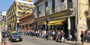 Los fanáticos siguieron haciendo la fila a pesar de que ya no había tickets\u002E (@nerybo)