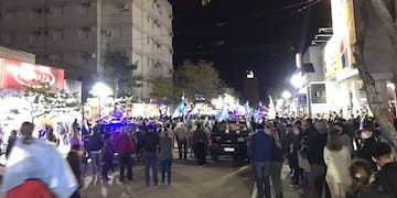 La protesta de vecinos de Reconquista llegó hasta la puerta del hotel donde estaba alojada la comitiva nacional que pretendía poner un pie en las oficinas de Vicentin\u002E (Twitter)