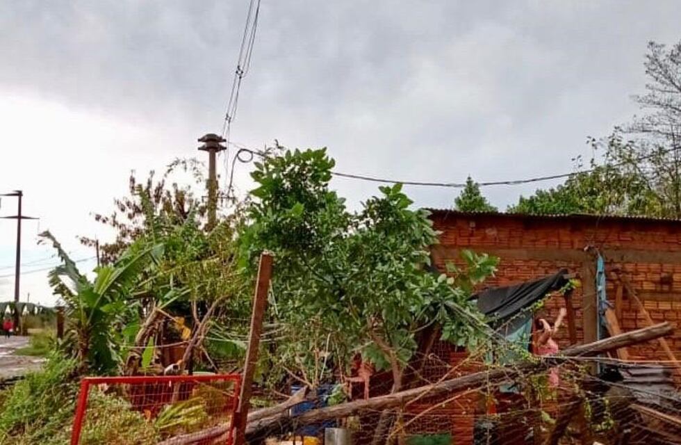 Municipalidad y bomberos voluntarios asistieron a los afectados por las tormentas en Iguazú