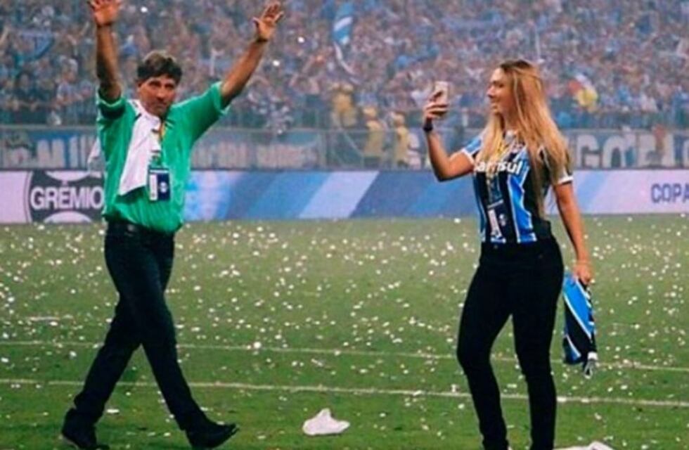¡Diosa y campeona! Así celebró la Recopa la hermosa hija del DT del Gremio