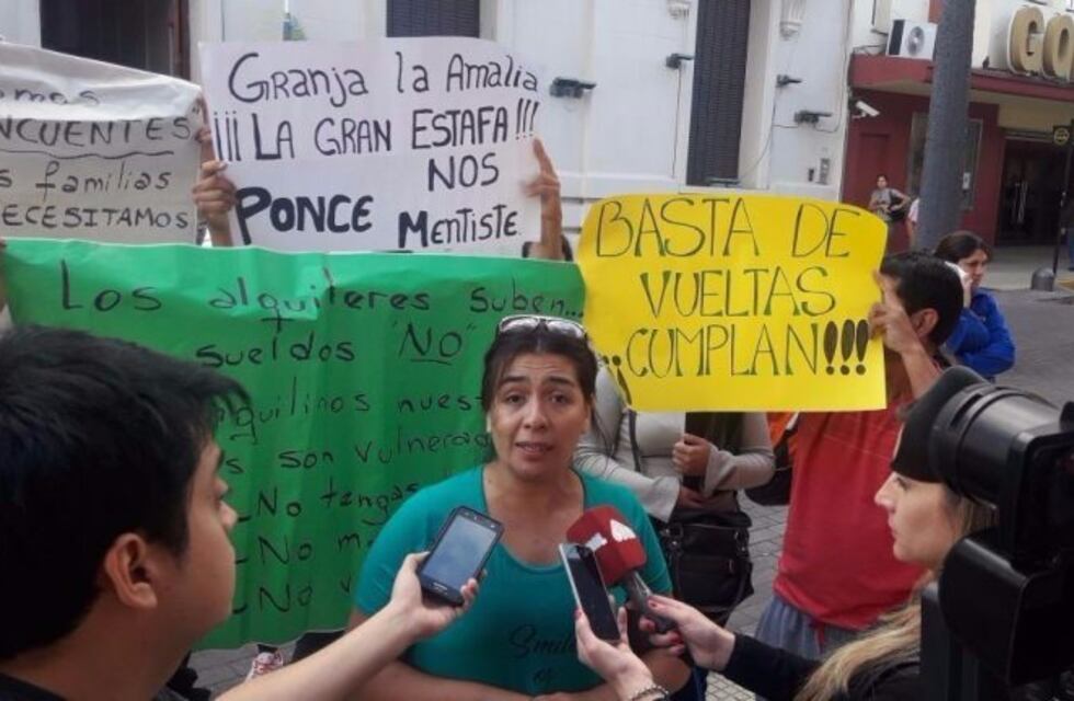 Beneficiarios de viviendas reclamaron frente al Municipio puntano