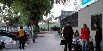 Largas colas pare inscribirse en el Complejo Belgrano.